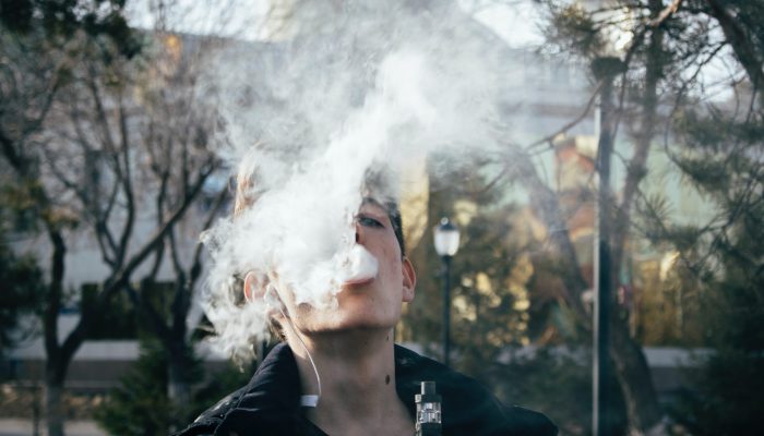 Bahaya Tersembunyi dari Penggunaan Rokok Elektronik