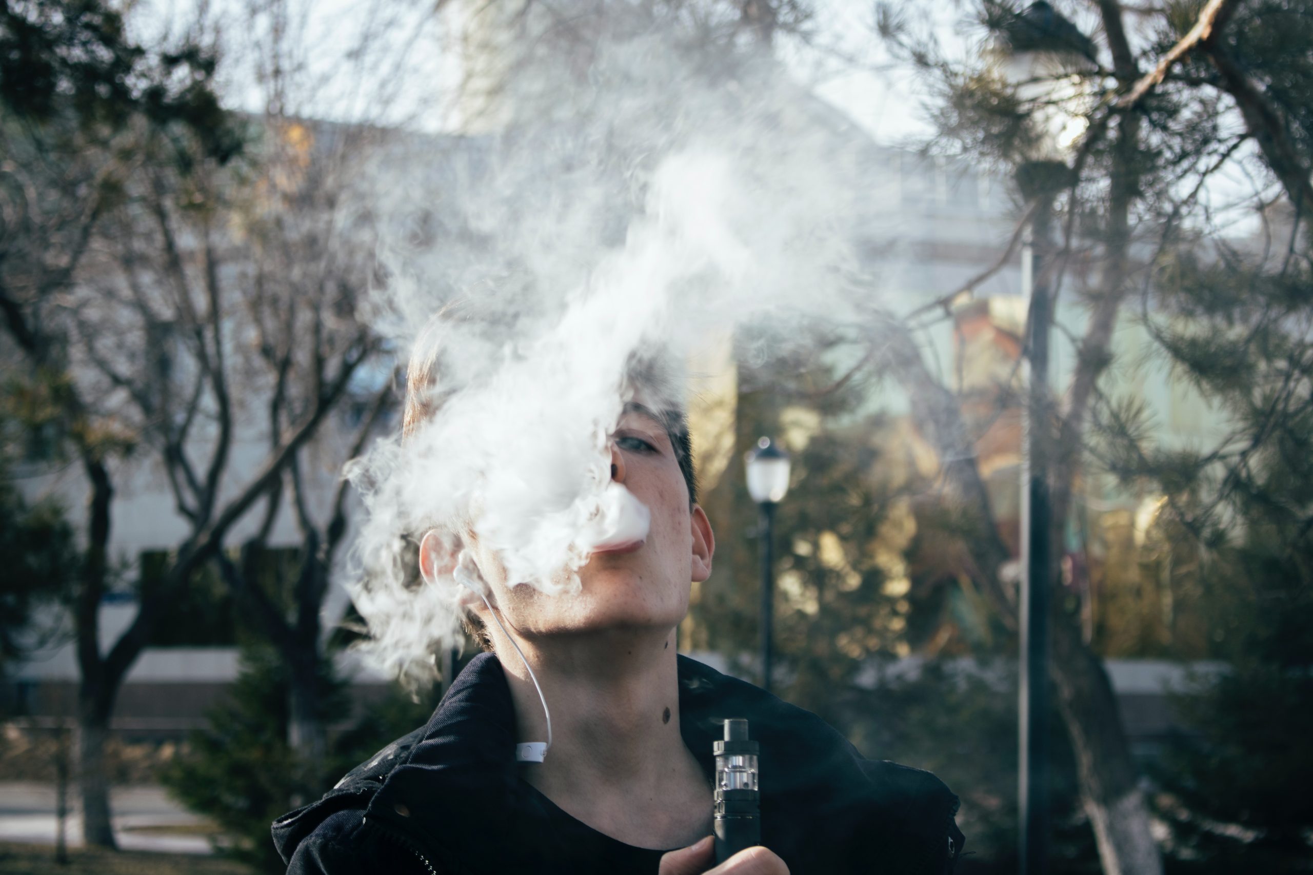bahaya-tersembunyi-dari-penggunaan-rokok-elektronik-scaled