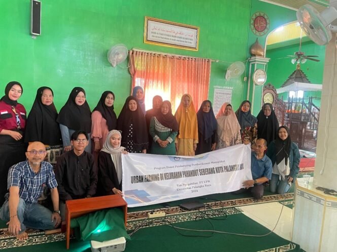 
					FOTO: Tim PDPPM FT UPR Berikan Edukasi 'Urban Farming' ke Pengajian Masjid Daruth Tayyibah Pahandut Seberang, Jumat (16/08/2024) kemarin.