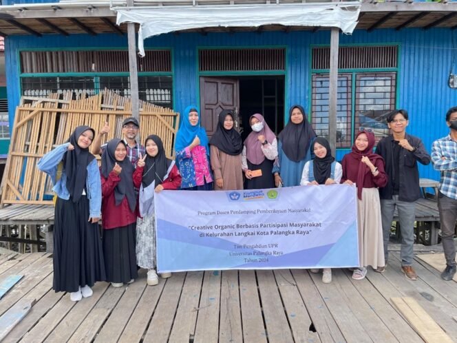 
					FOTO: Tim Pengabdian PDPPM FT UPR memberikan edukasi dan pengenalan kepada Siswa/Siswi Madrasah Tsanawiyah (MTs) di Pondok Pesantren Hidayatul Insan di Kelurahan Langkai, Kecamatan Pahandut, Kota Palangkaraya, Minggu (18/08/2024).