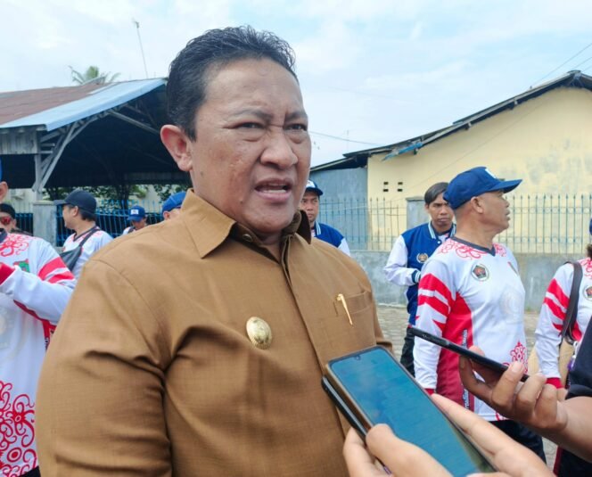 
					FOTO: Wakil Gubernur Kalteng H. Edy Pratowo, saat diwawancarai awak media usai melepas kontingen PWI Kalteng untuk berkompetisi di Porwanas ke-XIV di Banjarmasin, Kalimantan Selatan, Senin (19/08/2024).