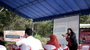 Tim Pengabdian DRTPM BIMA UPR Ajarkan Produk Madu Kelulut ke Warga Desa Bahu Palawa