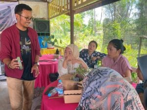 Jangkau Pasar Global, Dosen UPR Berikan Edukasi Produk Olahan Purun ke Warga Desa Tumbang Nusa