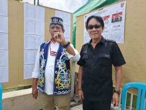 Junjung Tinggi Nilai Adat Dayak, Willy Yoseph Kenakan Stelan Khas Dayak Saat Berikan Hak Pilih di Pilgub Kalteng