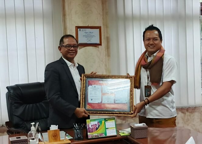 
					FOTO: Rektor Universitas Palangka Raya, Prof. Dr. Ir. Salampak, M.S saat menerima audiensi unsur pimpinan FISIP UPR yang dipimpin oleh Dekan FISIP, Prof. Bhayu Rhama, ST, M.B.A, Ph.D