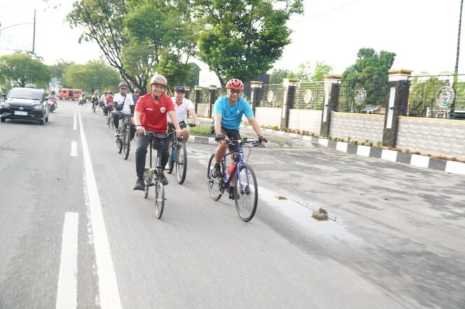 
					FOTO: Kepala OJK Provinsi Kalimantan Tengah, Primandanu Febriyan Aziz, Bersama Pejabat Terkait dalam Fun Bike & Silaturahmi Awal Tahun