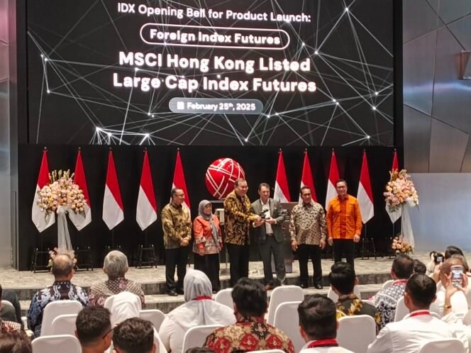 
					FOTO: IDX Opening Bell for Product Launching Foreign Index Futures MSCI Hong Kong Listed Large Cap Index Futures di Gedung Bursa Efek Indonesia (BEI), Selasa (25/02/2025), di Jakarta.