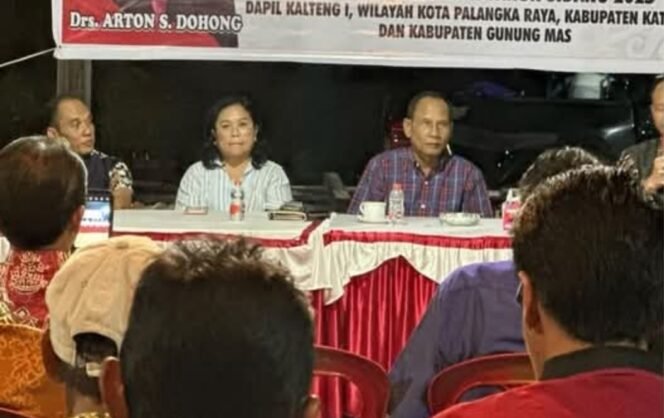 
					Ketua DPRD Kalteng, Arton S Dohong saat melaksanakan reses di wilayah Dapil I Kalteng.