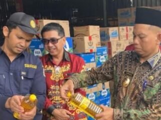 Wabup Katingan, Firdaus beserta jajaran dan Forkopimda Katingan saat melakukan pengecekan minyak goreng kemasan Minyakita di Pasar Kasongan dan Kereng Pangi.