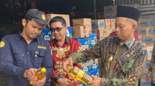 Wabup Katingan, Firdaus beserta jajaran dan Forkopimda Katingan saat melakukan pengecekan minyak goreng kemasan Minyakita di Pasar Kasongan dan Kereng Pangi.