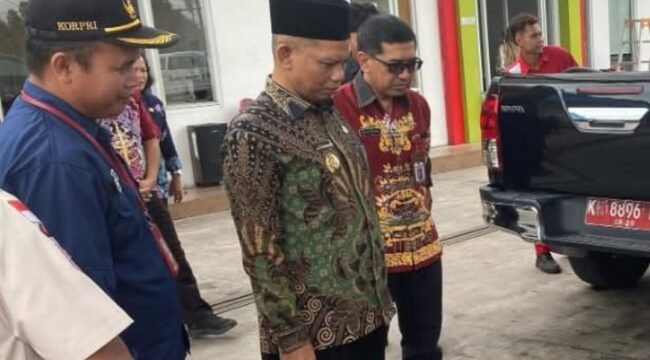 Wabup Katingan, Firdaus beserta jajaran dan Forkopimda Katingan saat melakukan pemantauan terhadap takaran BBM di SPBU Kasongan.