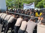 Ratusan Massa Geruduk DPRD Kalteng, Tuntut Penolakan RUU TNI