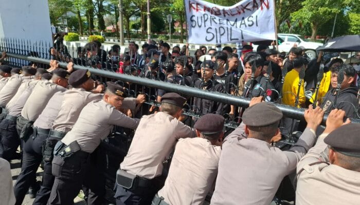 Ratusan Massa Geruduk DPRD Kalteng, Tuntut Penolakan RUU TNI