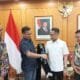 FOTO Ist.: Wali Kota Palangka Raya Fairid Naparin saat menerima selempang Bapak Program Genting dari Menteri Wihaji