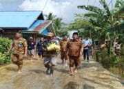 Wabup Barsel Tinjau Lokasi Banjir, Pastikan Distribusi Bantuan Tersalur Merata
