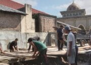 Pemprov Kalteng Bersama TNI AL dan Warga Gotong Royong Perbaiki Jembatan Pelabuhan Kumai
