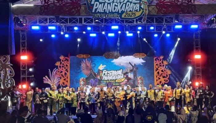 Lomba Fashion Show Meriahkan Penutupan Festival Palangka Raya 2025 Bertema Pesona Benang Bintik