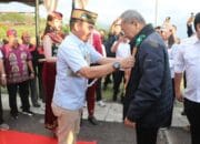 Zulkifli Hasan Disambut Adat Saat Tiba di Palangka Raya