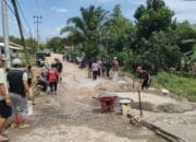 Warga Kereng Bangkirai Rayakan HUT RI dengan Perbaikan Jalan