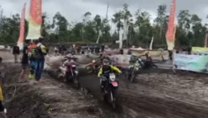 Ribuan Penonton Saksikan Kejurprov Grasstrack Bupati Cup di Barsel