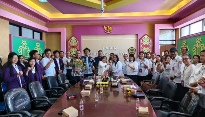 FDA Berikan Bantuan Laptop dan Ajak Civitas Akademika IAKN Ikuti Program NasDem Tour