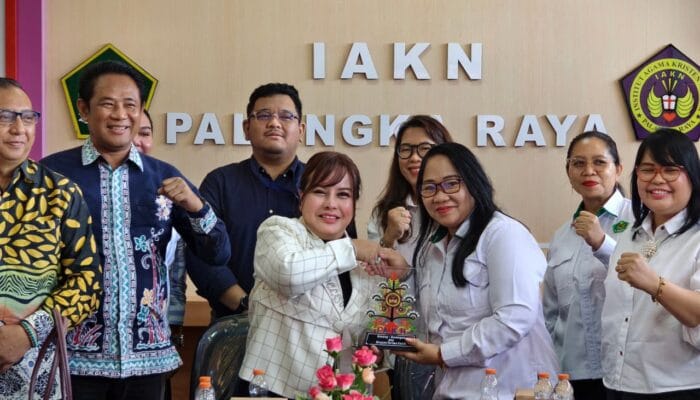 Faridawaty Terima Usulan Pengembangan Status Kampus IAKN  Menjadi Universitas