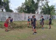 Masyarakat dan TNI Bersihkan Stadion Mini UPR Bersama