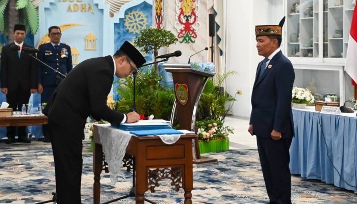 Lantik Enam Pejabat Baru, Agustiar Tekankan Profesionalisme dan Pelayanan Publik