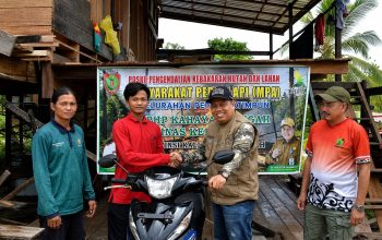 Ikut Padamkan Karhutla, Gubernur Kalteng Hadiahi Sepeda Motor untuk Pemuda “Superman”