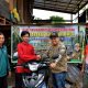 Ikut Padamkan Karhutla, Gubernur Kalteng Hadiahi Sepeda Motor untuk Pemuda “Superman”