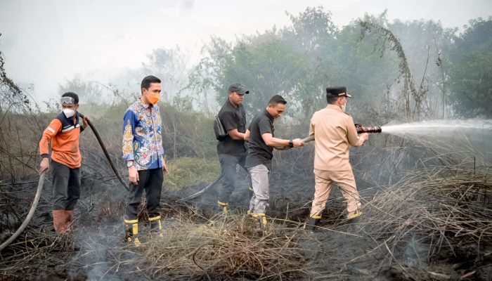 Gubernur Agustiar Pimpin Langsung Pemadaman Karhutla Dekat Bandara