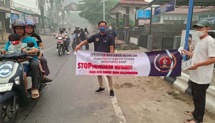 Ribuan Masker Dibagikan PWI Barito Utara Saat Kabut Asap