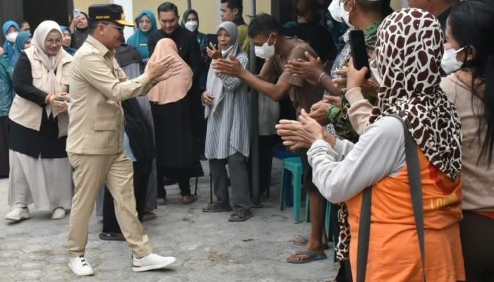Karhutla Berdampak ke Warga Talawang, Gubernur Agustiar Salurkan Sembako, BLT dan Air Bersih